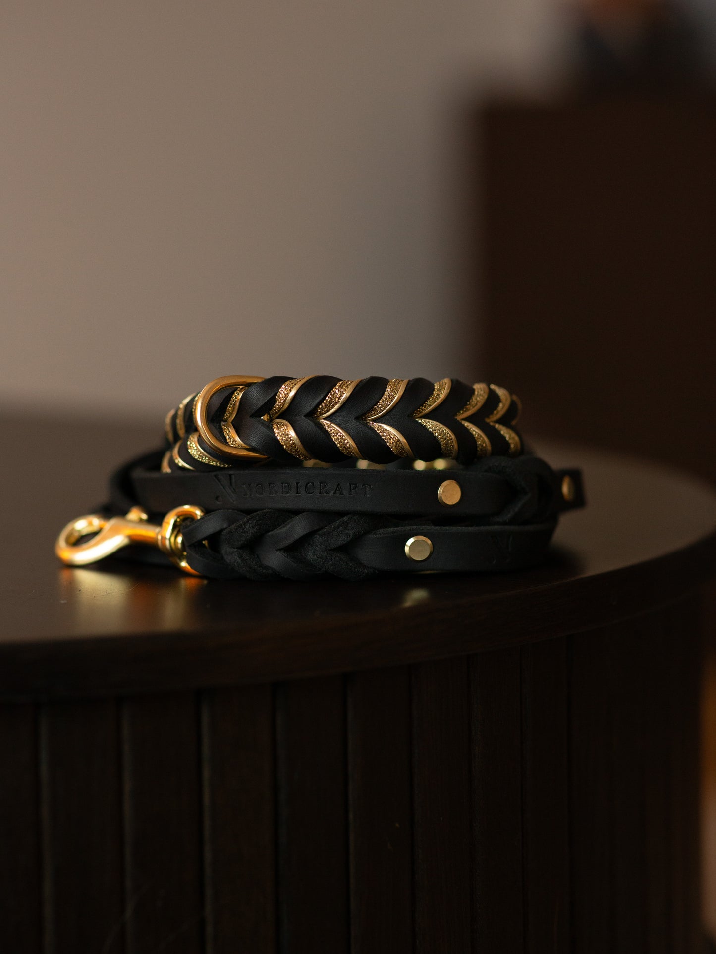 Fast halsband - Svart & Guld 39cm