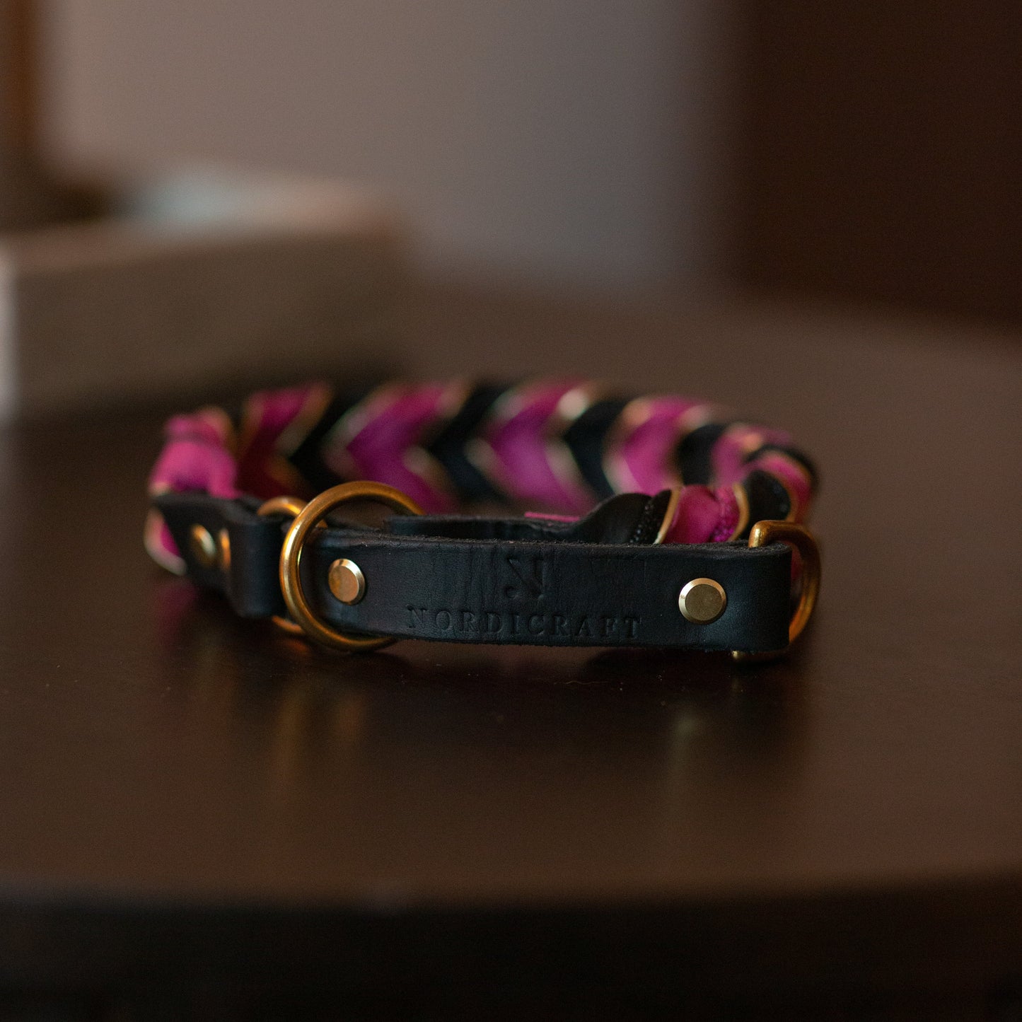 Halvstryp Svart & Starkrosa - 42cm