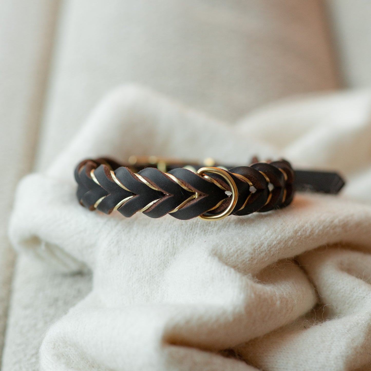 Fast halsband - Brunt med smalt guldband 33+7