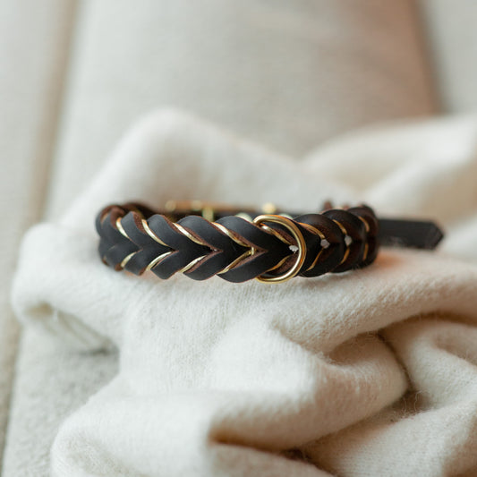 Fast halsband - Brunt med smalt guldband 33+7