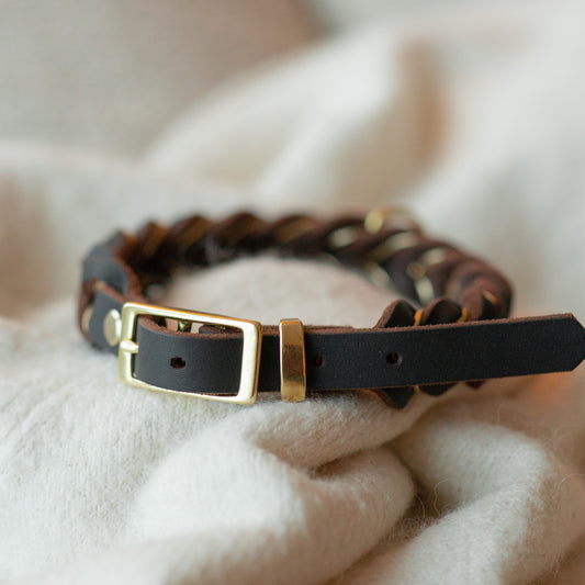 Fast halsband - Brunt med smalt guldband 33+7